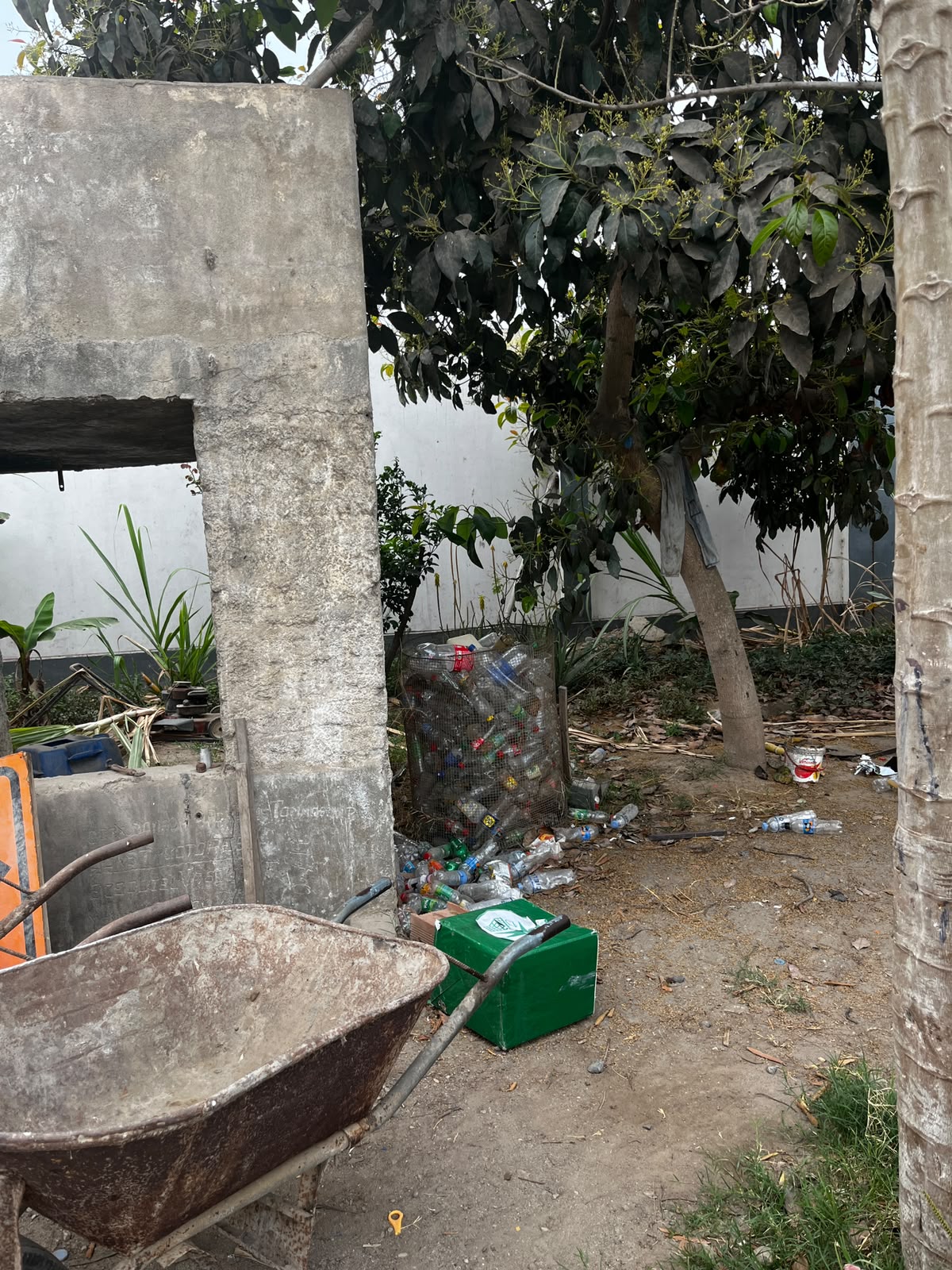 Acumulación de envases plásticos en zona exterior